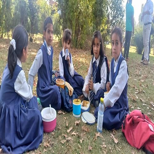 Students enjoying Lunch at Shalimar garden
